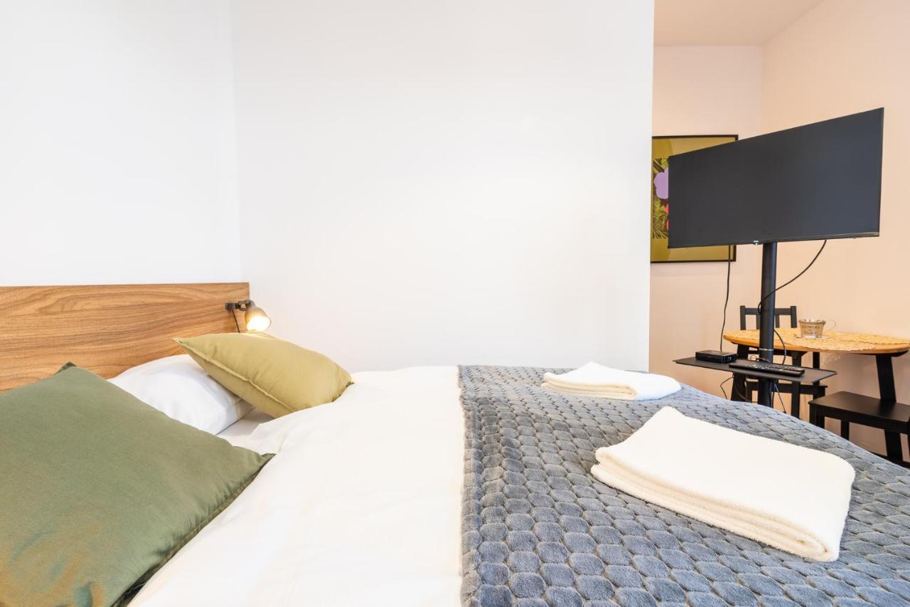 Elegant Very Berry Studios In Poznan Center By Noclegi Renters Exterior foto